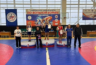 В Томске прошли открытые региональные соревнования по вольной борьбе среди девушек до 16 лет