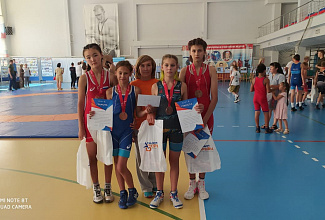 Милана Мамашова и Софья Лиханова завоевали бронзовую медаль в составе команды на Первом Региональном турнире по спортивной борьбе