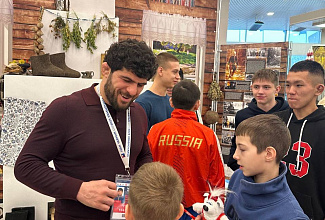 Воспитанники отделения вольной борьбы посетили мемориальную выставку Ивана Ярыгина